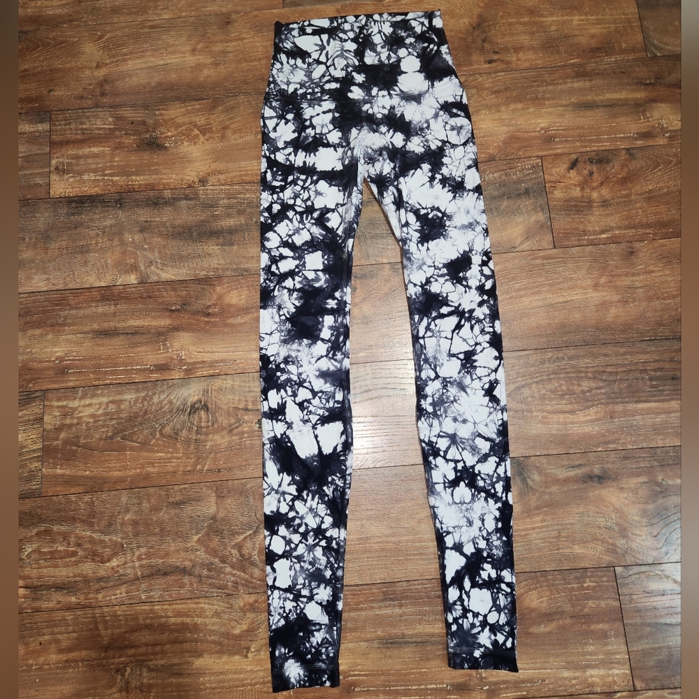 LuluLemon Leggings Size 4 Tie Dye Marble Print Black & White
